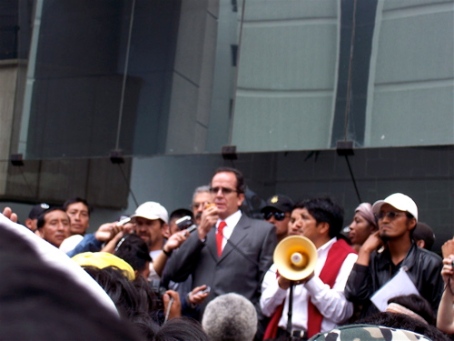 Alberto Acosta, ex-presidente del Ministerio de Energ�a y Minas y actual Pdte. de la Asamblea Constituyente, hablando a la salida del ministerio ante los manifestantes en contra de las actividades mineras. Marzo, 2007. 